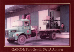 Gabon PORT-GENTIL Chargement Du Berliet Plateau à La Zone De Fret De L'Aéroport (Scan R/V) N° 31 \MP7166 - Gabón