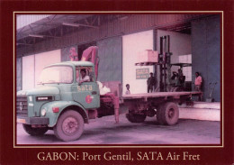 Gabon PORT-GENTIL Chargement Du Berliet Plateau à La Zone De Fret De L'Aéroport (Scan R/V) N° 32 \MP7166 - Gabón