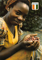 COTE D'IVOIRE   Jeune Fille Et Grains De Café  Abidjan  édition Hachette  (Scan R/V) N° 10 \MP7167 - Costa De Marfil