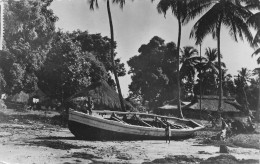 GUINEE CONAKRY CAMAYENNE Bateau De Pêche Sur La Plage  éditions Aux 3 Cigares    (Scan R/V) N° 28 \MP7168 - Guinée Française