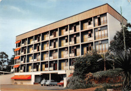 CAMEROUN YAOUNDE    Hotel De L'indépendance   éditions Hoa-Qui  (Scan R/V) N° 3 \MP7170 - Camerun