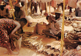 CAMEROUN Vendeuse De Poissons Au Marché De Koza édition Koza YAOUNDE     (Scan R/V) N° 11 \MP7170 - Camerun