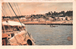 CAMEROUN  DOUALA  Arrivée Du Bateau Au Port Paquebot Cyprien Fabre Et Fraissinet  éd Audry    (Scan R/V) N° 20 \MP7170 - Kameroen