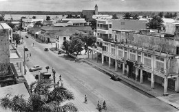 CAMEROUN  DOUALA   Rue Du 27 Aout Les Portiques édition Au Messager    (Scan R/V) N° 23 \MP7170 - Kameroen