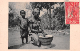 CAMEROUN YOKO La Cuisinère Et Son Mortier édition Hélio  DOUALA   (Scan R/V) N° 44 \MP7170 - Cameroun