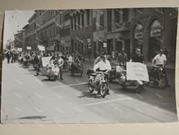 Italia Foto Manifestazione Motorcycle Scooter Vespa. Facchini Del Mercato Ortofrutticolo NOVOLI. Firenze 1962 - Europa