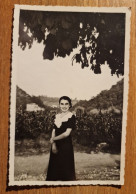 19443.   Fotografia Cartolina D'epoca Donna Femme In Luogo Da Identificare Aa '30 Italia - 13,5x8,5 - Anonyme Personen