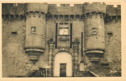 24 Dordogne  Hautefort Porte Fortifiée Du Château      N° 16 \MN6033 - Sonstige & Ohne Zuordnung