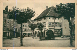 CPA Rambervillers-Hôtel De Ville Et Place Du Marché-1-Timbre       L2133 - Rambervillers