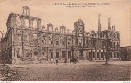 CPA Reims Dans Les Ruines Après La Retraite Des Allemands-Hôtel De Ville-14-Timbre      L2401 - Reims