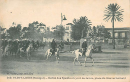 Sénégal - SAINT-LOUIS - Défilé Des Spahis Un Jour De Revue, Place Du Gouvernement - Ed. P. Tacher 319 - Sénégal