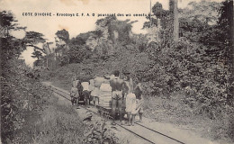 Côte D'Ivoire - Krooboys C.F.A.O. Poussant Des Wagonnets Sur La Voie - Ed. C.F.A.O.  - Ivoorkust