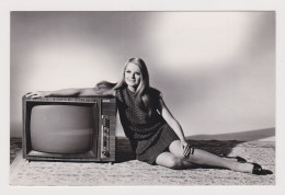 Vintage Hungary Hungarian VIDEOTON Advertising Photo Postcard, Sexy Leggy Woman Advertises Old TV, Pin-Up RPPc (L66957) - Pin-Ups