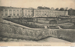 CPA Versailles-Grand Trianon-Sur Les Jardins     L2433 - Versailles (Schloß)