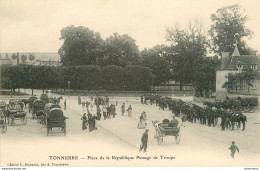 CPA Tonnerre-Place De La République Passage De Troupe   L1441 - Tonnerre