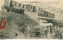 CPA Catastrophe Des Ponts De Cé-Un Train Dans La Loire-Une Heure Après L'accident-Timbre     L1522 - Les Ponts De Ce
