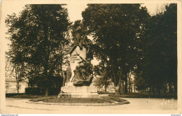 CPA Saint Dié-Le Parc Et Le Monument Aux Morts    L2205 - Saint Die