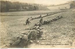 CPA Militaria-Guerre-Infanterie Déployée En Ligne De Tirailleurs   L1261 - Régiments