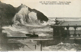 CPA Port En Bessin-Pendant La Tempête-Les Vagues-Timbre      L1428 - Port-en-Bessin-Huppain