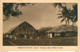 CPA Missions De Ceylan-Presbytère Et église En Feuilles De Cocotier     L1430 - Sri Lanka (Ceilán)