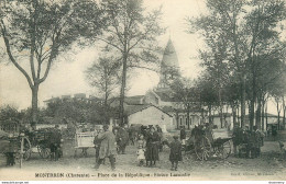 CPA Montbron-Place De La République-Statue Lacombe        L1375 - Sonstige & Ohne Zuordnung