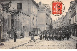 SOISSONS - Porte De La Caserne Charpentier - Retour D'une Manoeuvre - Très Bon état - Soissons