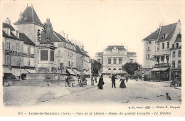 LONS LE SAUNIER - Place De La Liberté - Statue Du Général Lecourbe - Le Théâtre - Très Bon état - Lons Le Saunier