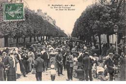 ROCHEFORT SUR MER - La Rue De L'Arsenal Un Jour De Marché - Très Bon état - Rochefort