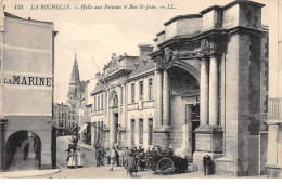 LA ROCHELLE - Halle Aux Poissons Et Rue Saint Jean - Très Bon état - La Rochelle