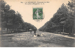 LA ROCHELLE - Promenade Du Mail - On Cueille La Marguerite - Très Bon état - La Rochelle