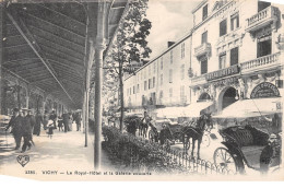 VICHY - Le Royal Hôtel Et La Galerie Couverte - Très Bon état - Vichy