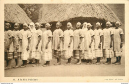 CPA Soeurs Missionnaires De Notre Dame D'Afrique-A La File Indienne-6    L2008 - Non Classificati