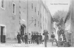 EMBRUN - Caserne Lapérouze, La Fontaine Et L'Hôpital Civil Et Militaire - Très Bon état - Embrun