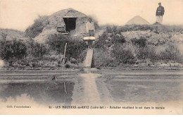 LES MOUTIERS EN RETZ - Paludier Récoltant Le Sel Dans Le Marais - Très Bon état - Les Moutiers-en-Retz