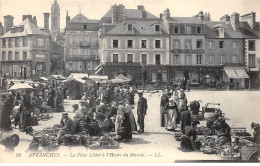 AVRANCHES - La Place Littré à L'Heure Du Marché - Très Bon état - Avranches