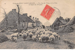 Grèves Du MONT SAINT MICHEL - Une Rue Du Village De La Rive, Le Départ Du Troupeau - Très Bon état - Le Mont Saint Michel