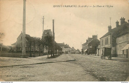 CPA Moissy Cramayel-La Place Et L'église-Timbre     L2107 - Andere & Zonder Classificatie