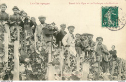 CPA La Champagne-Travail De La Vigne-Les Vendanges-La Cueillette-Timbre      L1720 - Champagne-Ardenne