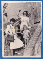 Photo Ancienne Snapshot - NEUVY Le ROI - Beau Portrait De Famille Femme Fille Enfant - 1943 - Robe Mode Coiffure Sac - Anonieme Personen