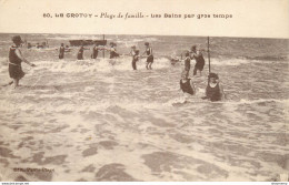 CPA Le Crotoy-Plage De Famille-Les Bains Par Gros Temps      L1803 - Le Crotoy