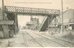 CPA Bois Colombes-Passerelle Et Intérieur De La Gare-3       L1903 - Colombes