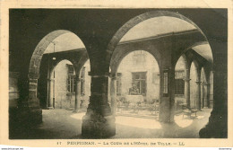 CPA Perpignan-La Cour De L'hôtel De Ville-Timbre     L1609 - Perpignan