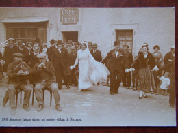 RÉGION - BRETAGNE - Sonneurs Faisant Danser Les Mariées, Village De Bretagne. (Folklore / Réédition) - Bretagne