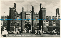 R032863 The Great Gatehouse. Hampton Court Palace. Valentine. RP. 1956 - Welt