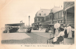 76 Dieppe Sur La Terrasse Du Casino CPA Animation - Dieppe