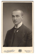 Fotografie J. S. Schroeder, Königsberg I. Pr., Münzstr. 2, Portrait Student Mit Kurzhaarschnitt Im Anzug  - Anonymous Persons