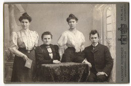 Fotografie Alex Rothberger, Berlin, Alexanderplatz, Ältere Dame Im Kleid Mit Jungem Mann Und Zwei Damen  - Anonyme Personen