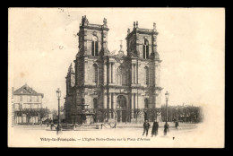 51 - VITRY-LE-FRANCOIS - L'EGLISE NOTRE-DAME SUR LA PLACE D'ARMES - Vitry-le-François