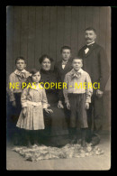 57 - HAYANGE - UNE FAMILLE - PHOTOGRAPHE M. REUTHER, HAYINGEN, MARKTPLATZ 37 - CARTE PHOTO ORIGINALE - Hayange