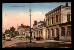 57 - THIONVILLE - FACADE DE LA GARE DE CHEMIN DE FER - AUTOMOBILES - CARTE COLORISEE - Thionville